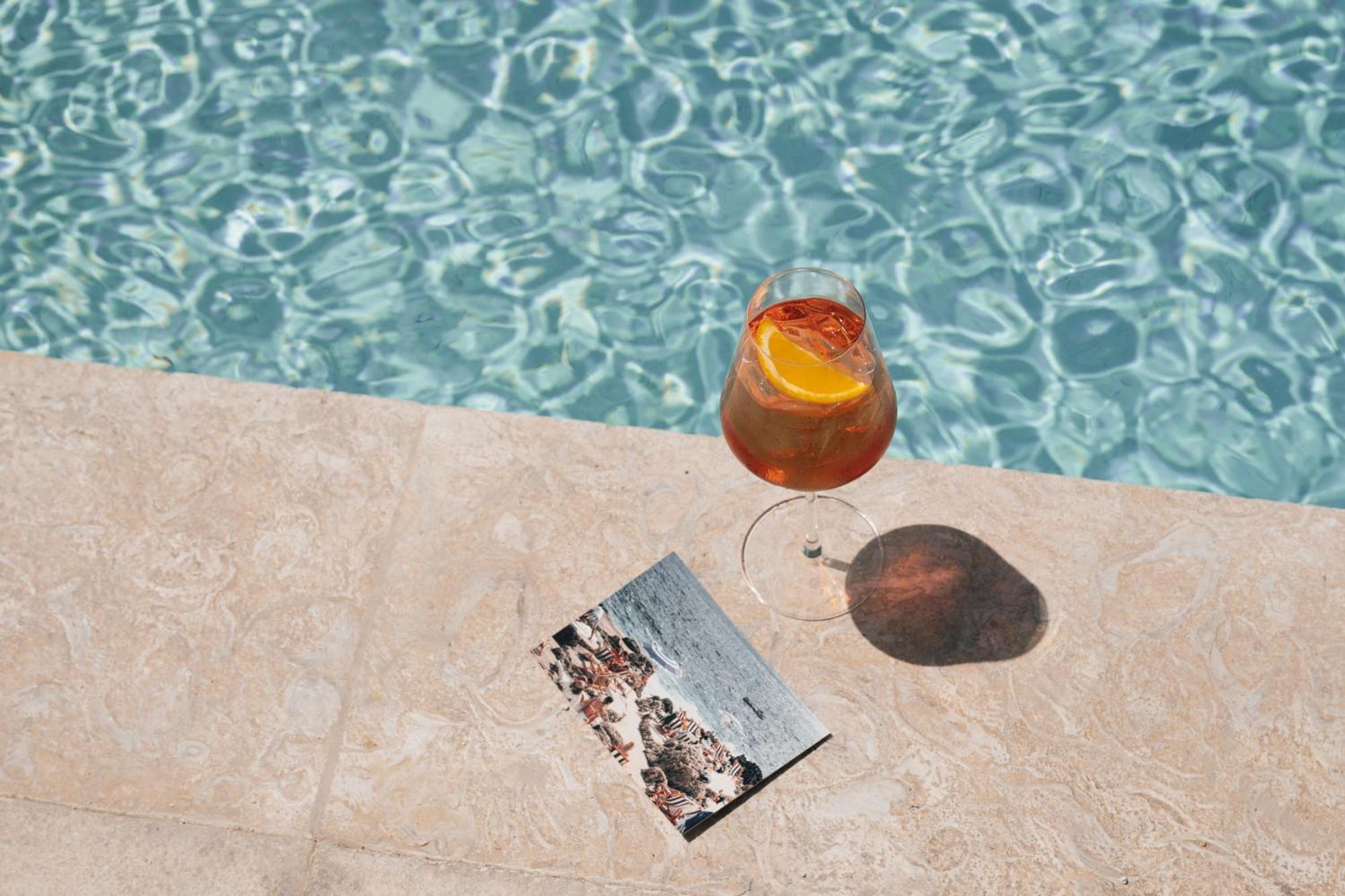 Delano Dubai At Bluewaters Hotell Exteriör bild A glass of Aperol Spritz