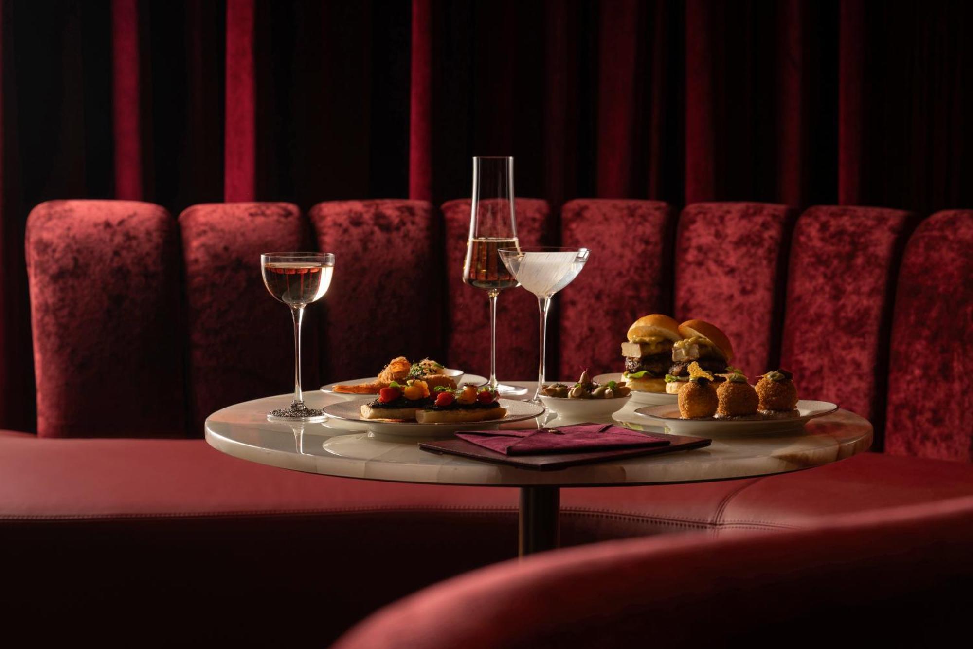 Delano Dubai At Bluewaters Hotell Exteriör bild The bar at the Ritz
