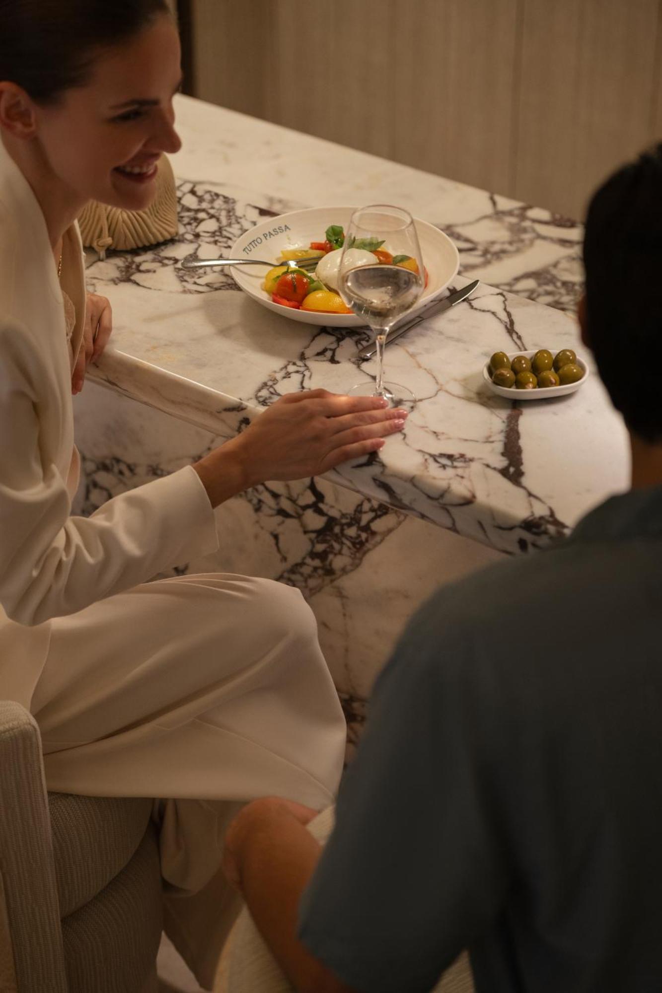 Delano Dubai At Bluewaters Hotell Exteriör bild A woman holding a wine glass