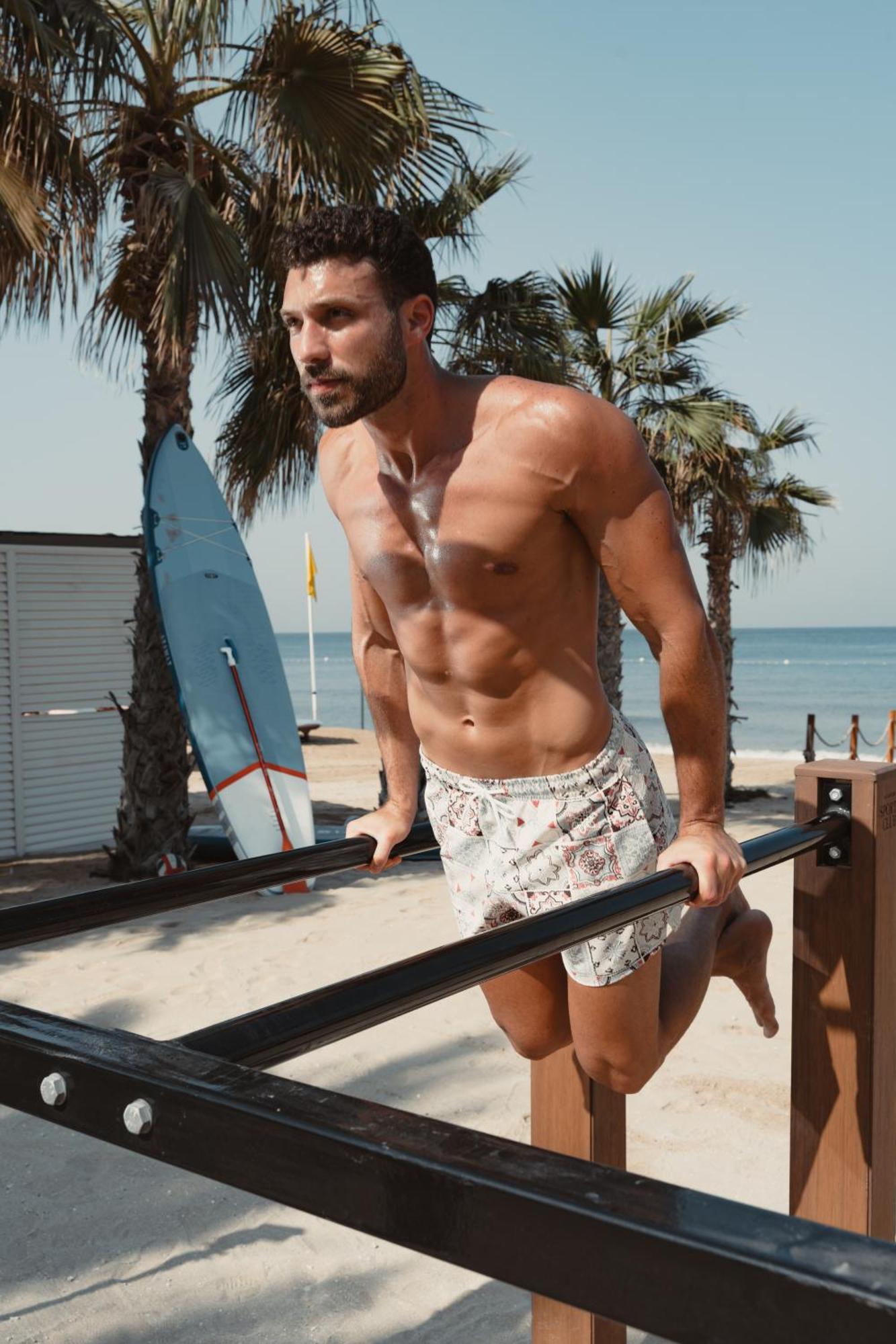 Delano Dubai At Bluewaters Hotell Exteriör bild A man doing dips
