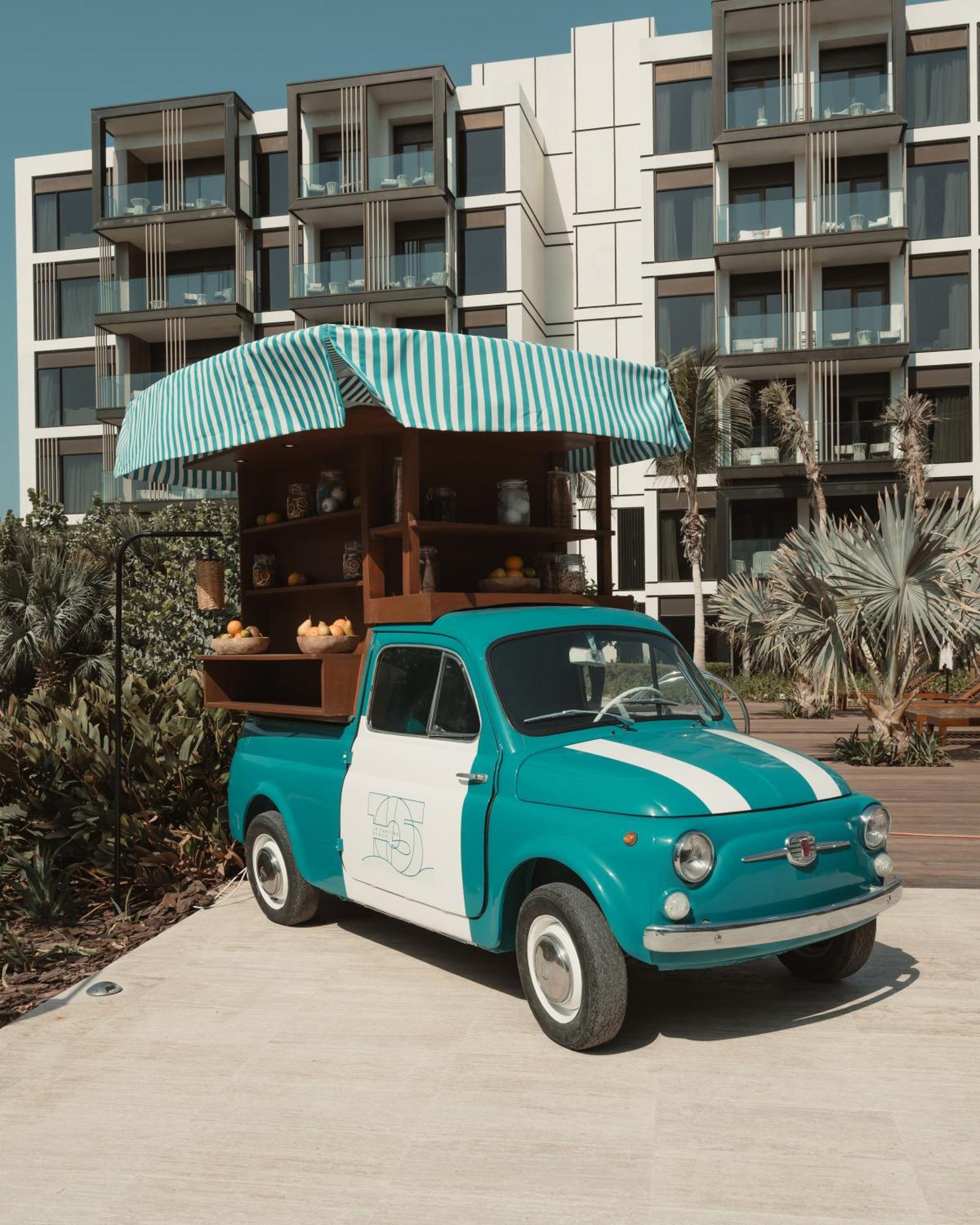 Delano Dubai At Bluewaters Hotell Exteriör bild Fiat 500