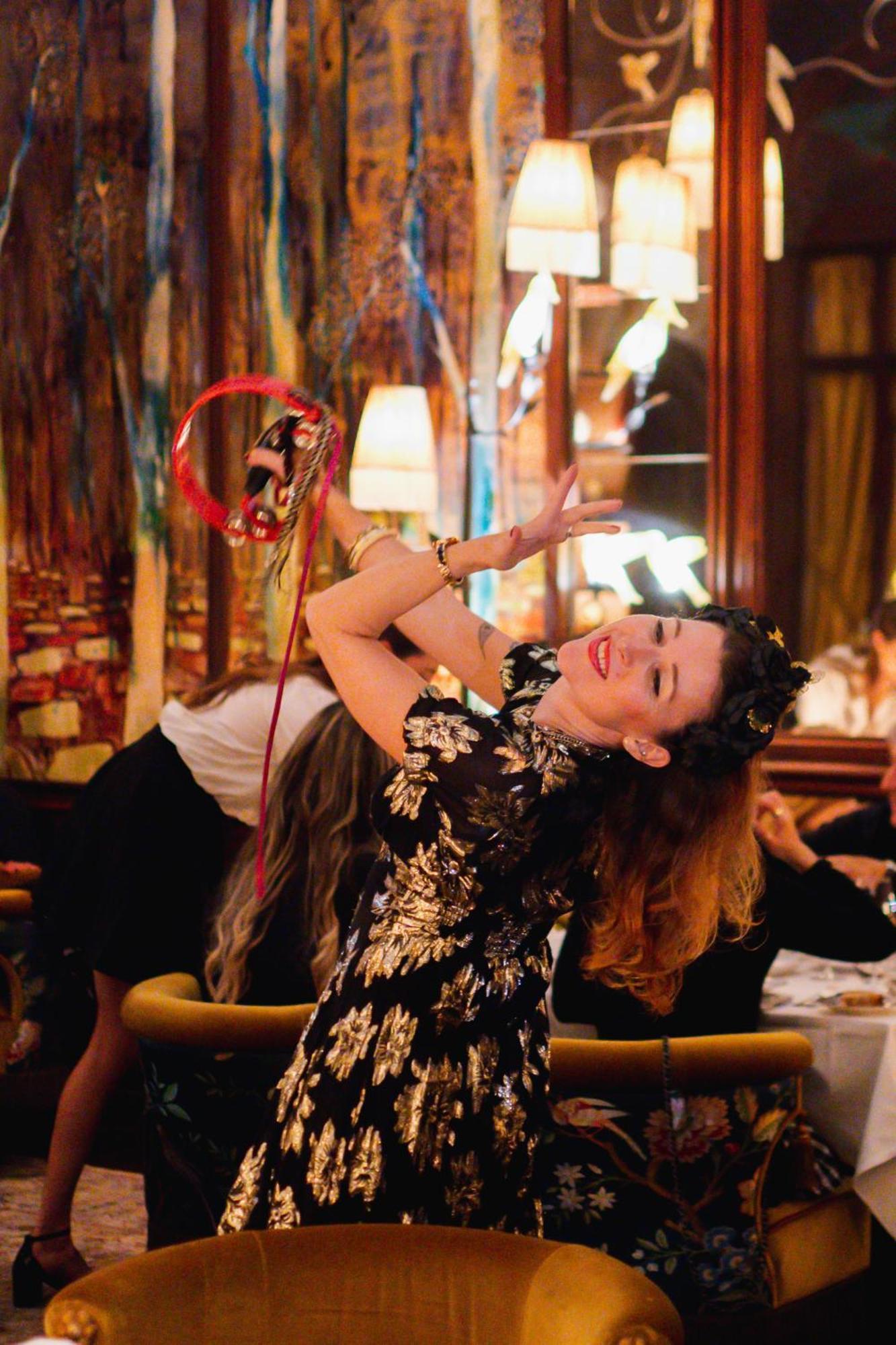 Delano Dubai At Bluewaters Hotell Exteriör bild A flamenco dancer